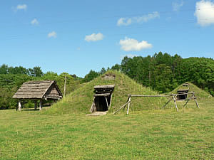 御所野遺跡に復原された土屋根の竪穴住居